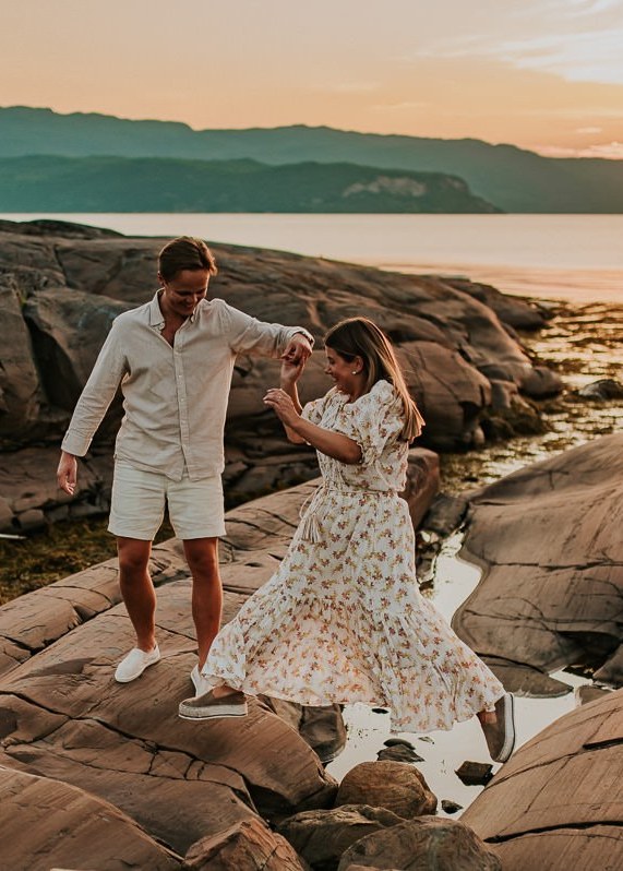 Brudeparet danser ved fjorden